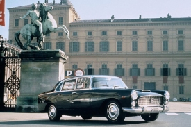 Lancia Flaminia, symbol luxusu a vytříbeného vkusu šedesátých let. Zde ve verzi sedan se šestiválcem 2,8 litru.