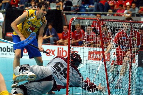 Mathias Larsson (vlevo) překonává českého brankáře Tomáše Kafku, 2006 