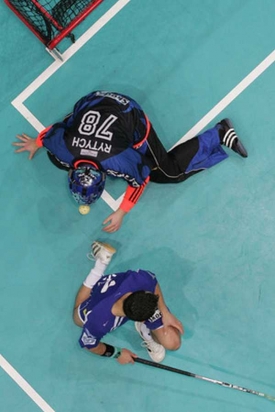 Čeští hráči Daniel Folta a brankář David Rytych (nahoře).