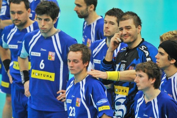 Zklamaní čeští florbalisté po prohranném utkání o bronz.