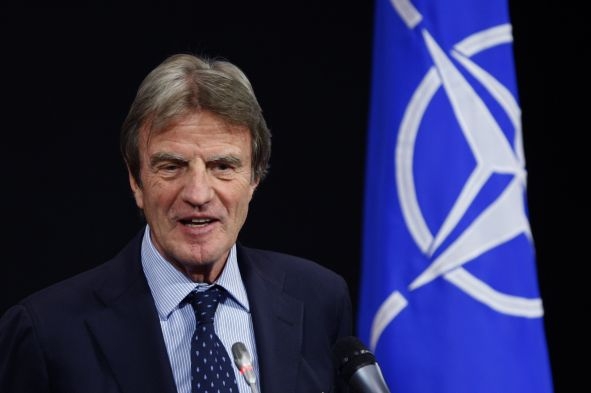 Většina Francouzů stojí za vládou (na snímku ministr Kouchner).
