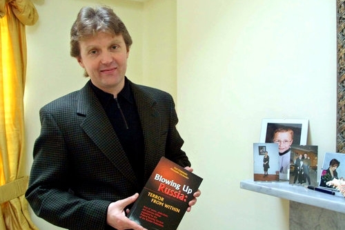 Alexander Litviněnko se svou knihou "Blowing Up Russia: Terror From Within" v roce 2002