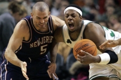 Paul Pierce (Celtics) v souboji s hr&aacute;či New Jersey Nets