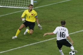 Philipp Lahm střílí Turkům vítěznou branku.