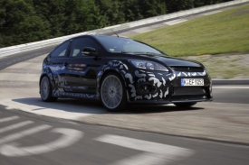 Ford Focus RS automobilka testuje v legendárním „zeleném pekle“, na severní smyčce německého okruhu Nürburgring