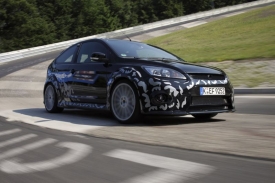 Někdy vypustí fotografie maskovaných prototypů sama automobilka. Například nedávno značka Ford doplnila první informace o chystaném nejrychlejším focusu RS snímky z jeho testování na slavném německém okruhu Nürburgring.