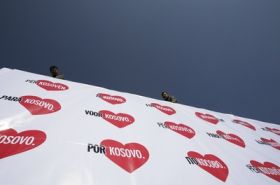 Kosovští Albánci nesou v Prištině transparent s nápisem &quot;Za Kosovo&quot;.
