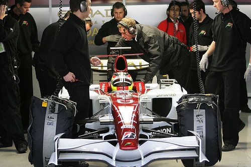 Snímek z garáže stáje Force India - za ni Sutil závodí. Snímek z garáže stáje Force India - za ni Sutil závodí.