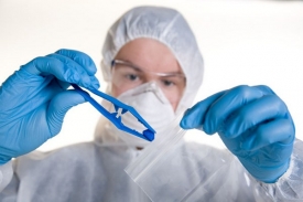 Bez laboratorních metod se dnes kriminalisté neobejdou (ilustr. foto).