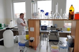 Soudní znalec Jiří Fišer v nově otevřené laboratoři.