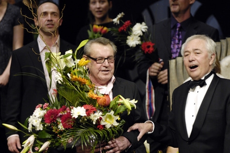 Režisér Miloš Forman a difigent Libor Pešek