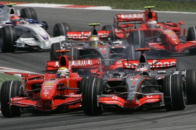 Fernando Alonso na McLarenu bojuje s Felipem Massou na Ferrari.