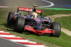 Lewis Hamilton se svým mclarenem během pátečního tréninku