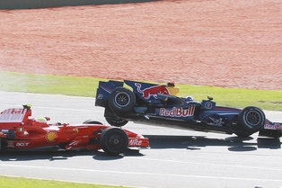 Momentka ze závodu seriálu vozů formule 1.