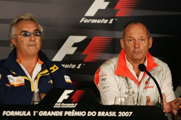 Šéf Renaultu Flavio Briatore (vlevo) a Ron Dennis z McLarenu 