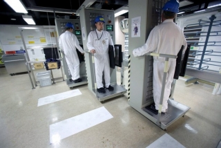 Měřen&iacute; &uacute;rovně radiace u pracovn&iacute;ků &scaron;v&eacute;dsk&eacute; jadern&eacute; elektr&aacute;rny.