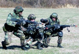 Vojáci cvičí ve Fort Dix.