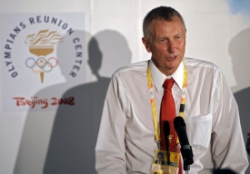 Dick Fosbury na letošní olympiádě v Pekingu.