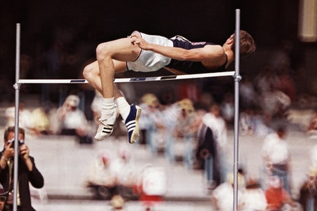 Dick Fosbury při svém historickém skoku-&quot;flopu&quot; v Mexiku.