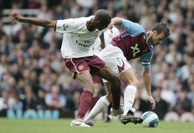 Lucas Neill (vpravo, West Ham United), Abou Diaby ( z Arsenalu)