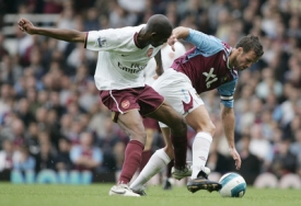 Lucas Neill (vpravo, West Ham United), Abou Diaby ( z Arsenalu) Lucas Neill (vpravo, West Ham United), Abou Diaby ( z Arsenalu)