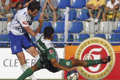Tomáš Hrdlička (vlevo) z domácího celku překonává obránce VfL Wolfsburg Ricarda Costu a střílí vyrovnávací gól v přípravném fotbalovém utkání