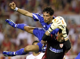 Brankář Palop z FC Sevilla