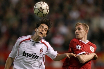 Milánský Kaká (v bílem) a Darren Fletcher z Manchesteru