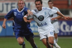 Kladenský Ondřej Szabo (vlevo) a Tomáš Poláček z domácího celku v utkání první fotbalové ligy v Mladé Boleslavi