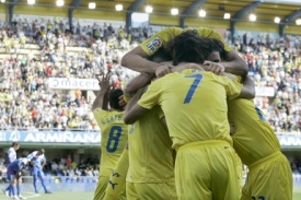 Fotbalisté Villarrealu slaví gól v síti Getafe.