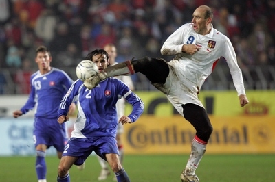 Důrazný útočník jan Koller (ve světlém dresu).