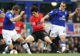 Phil Jagielka z Evertonu (vlevo), Ji-Sung Park a Leon Osman (vpravo).