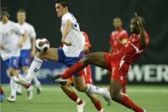 Český reprezentant Fenin v souboji s Panamci.