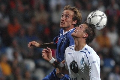 Avdija Vršajevič z Kladna (vlevo) a Milan Kopic z domácího celku v utkání první fotbalové ligy v Mladé Boleslavi 
