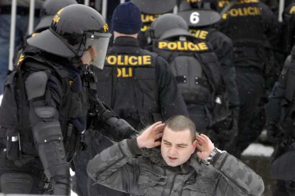 Policie zasahovala v Brně při řádění chuliganů. Policie zasahovala v Brně při řádění chuliganů.