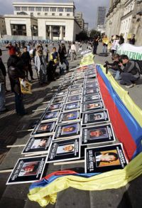 Fotografie policistů a vojáků, unesených skupinou FARC, Bogota