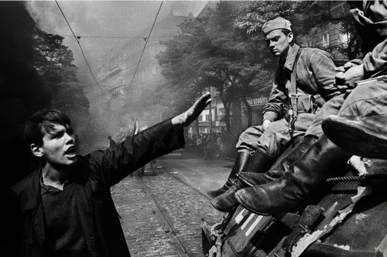Snímek ze série fotografií Josefa Koudelky.