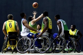Trénink vozíčkářů -basketbalistů.