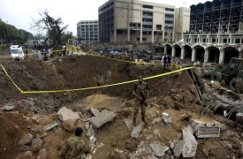 Kráter způsobený mohutnou explozí před hotelem Marriott.