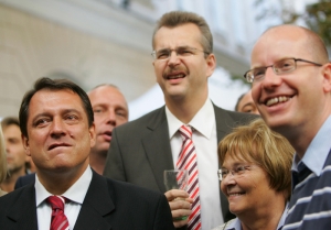 Oranžové vítězství brnká na nervy Bruselu. Vydrží vláda?
