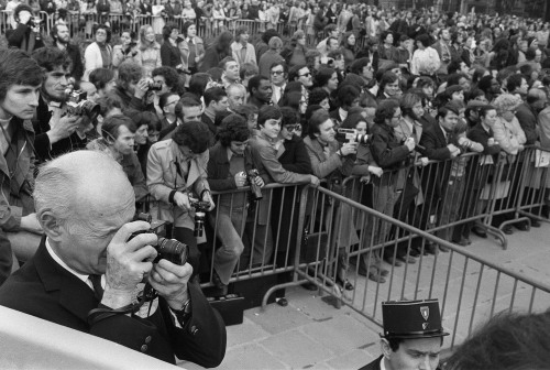 Cartier-Bresson s fotoaparátem v ruce v pařížských ulicích, 1974.