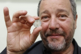 Tvůrce nov&eacute; francouzsk&eacute; dvoueuorovky - Starck.