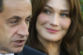 Prvn&iacute; p&aacute;r Francie lež&iacute; Royalov&eacute; zjevně v žaludku.