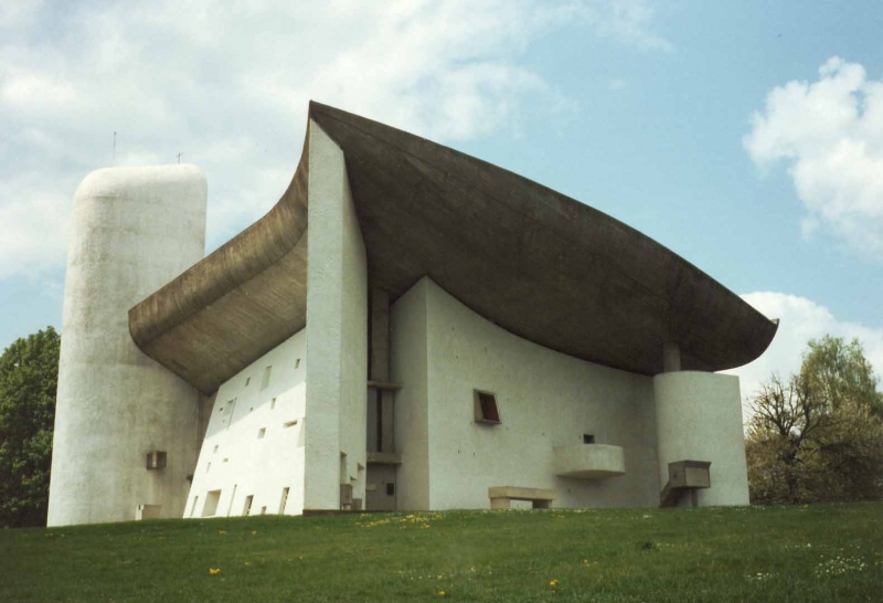 La chapelle de Ronchamp od moderního architekta Le Corbusiera.