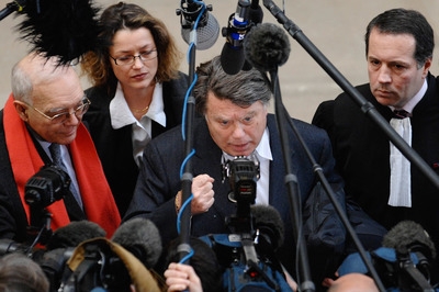 Francouzští obhájci jsou po vynesení rozsudku dotazováni novináři. Francouzští obhájci jsou po vynesení rozsudku dotazováni novináři.