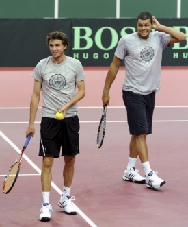 Gilles Simon (vlevo) a Jo-Wilfried Tsonga. Hvězdy francouzsk&eacute;ho v&yacute;běru
