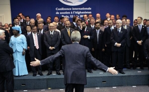 Bernard Kouchner rovn&aacute; d&aacute;rce ke společn&eacute;mu fotu.