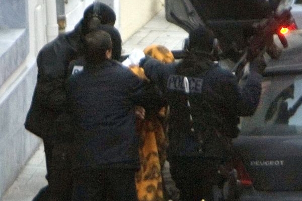Policie vyvádí baskického militanta z úkrytu v hotelu.