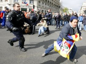 Odhodlolání demonstrantů proti olympijskému ohni Paříž zaskočilo.