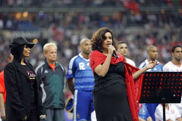 Zpěvačka zpívala hymnu Francie a stadion v Paříži pískal.